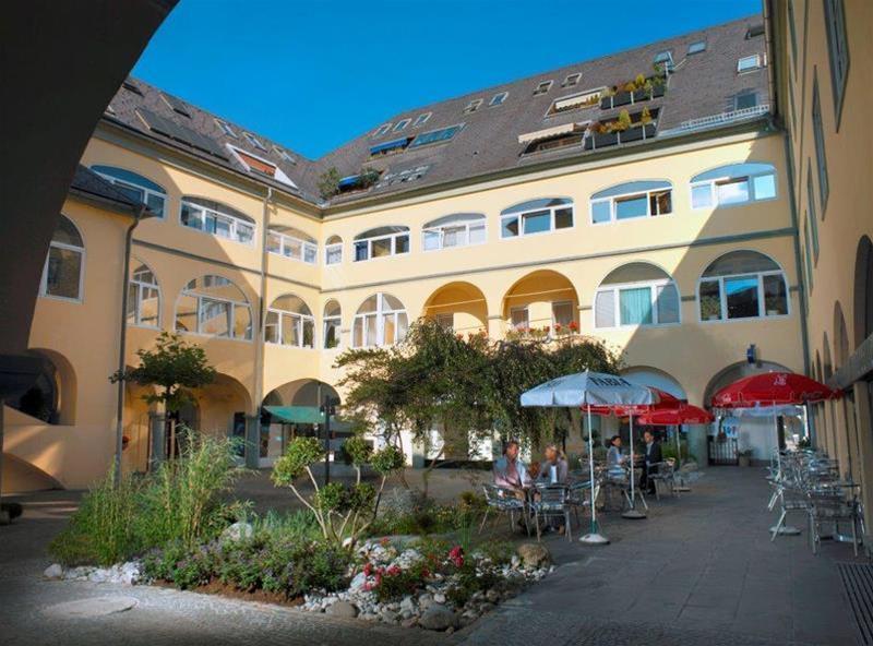 Hotel Goldener Brunnen Клагенфурте Экстерьер фото